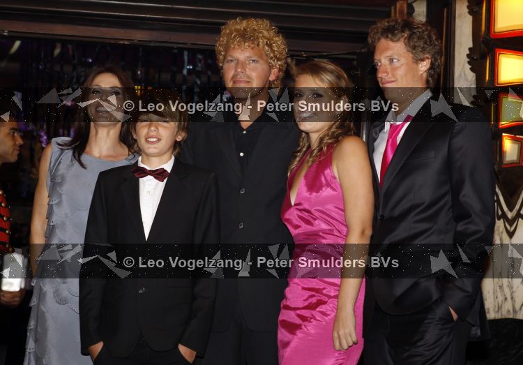 Amsterdam 12 april 2010
Premiere de gelukkige huisvrouw in Tuschinski. Heleen en Ton v Royen met kinderen
Peter Smulders bv
