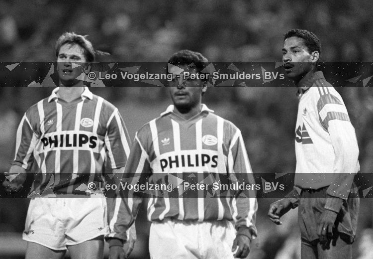 Eindhoven, 11 April 1991
Halve Finale Beker, PSV-Feyenoord, eindstand 0-1 door doelpunt Henk Fraser, hier op de foto met Roamrio en Johnny Bosman