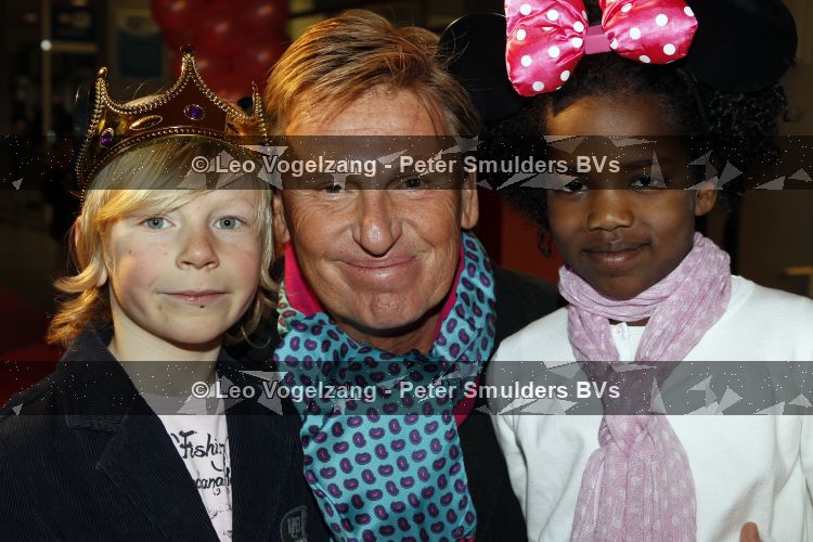 Amsterdam 1 april 2010
Premiere disney on ice in de rai. Henny Huisman met vrouw dochter schoonzoon en kleinkinderen
Peter Smulders bv