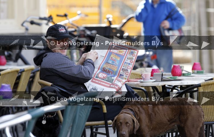 Amsterdam 23 maart 2010
huub Stapel leest krantje op terras metzijn hond.
Peter Smulders bv