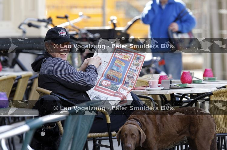 Amsterdam 23 maart 2010
huub Stapel leest krantje op terras metzijn hond.
Peter Smulders bv