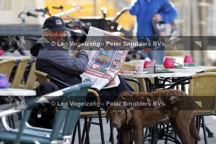 Amsterdam 23 maart 2010
huub Stapel leest krantje op terras metzijn hond.
Peter Smulders bv