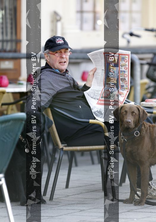 Amsterdam 23 maart 2010
huub Stapel leest krantje op terras metzijn hond.
Peter Smulders bv