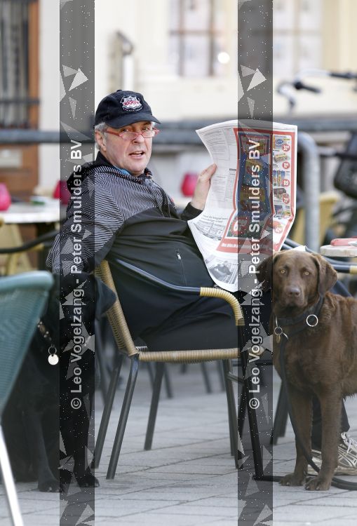 Amsterdam 23 maart 2010
huub Stapel leest krantje op terras metzijn hond.
Peter Smulders bv