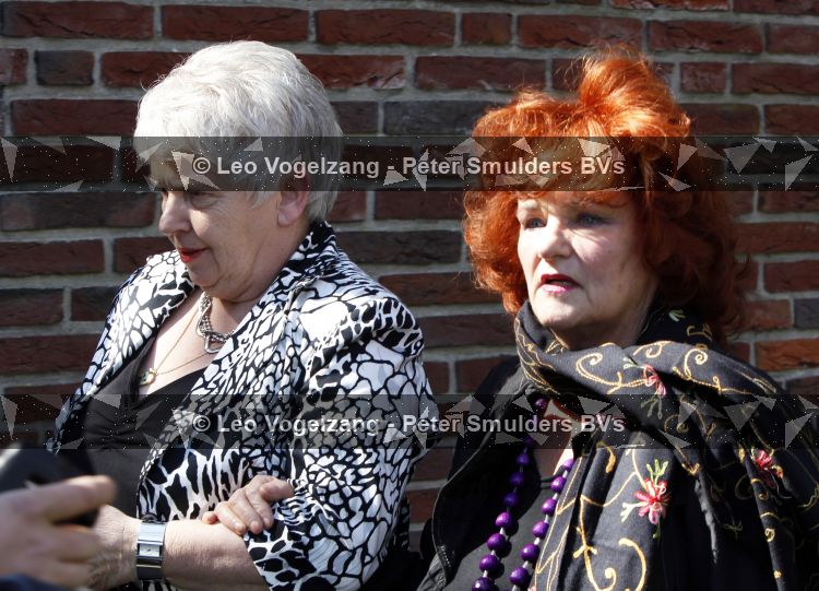 Scheveningen Den Haag 10 april 2010
Afscheid Sugar Lee Hooper . Kist wordt met witte koets over de boulevard van Scheveningen gereden. Imca Marina met een vriendin
Peter Smulders bv