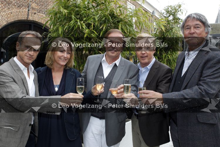 Naarden 18 maart 2010
Surprise feestje voor ivo niehe ivm 35 jaar werken voor de tros bij het arsenaal. Ivo met Antoinette Hertsenberg Ron Brandsteder Jaap Jongbloed en Andre v Duin
Peter Smulders bv