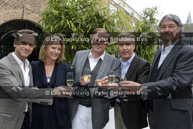 Naarden 18 maart 2010
Surprise feestje voor ivo niehe ivm 35 jaar werken voor de tros bij het arsenaal. Ivo met Antoinette Hertsenberg Ron Brandsteder Jaap Jongbloed en Andre v Duin
Peter Smulders bv