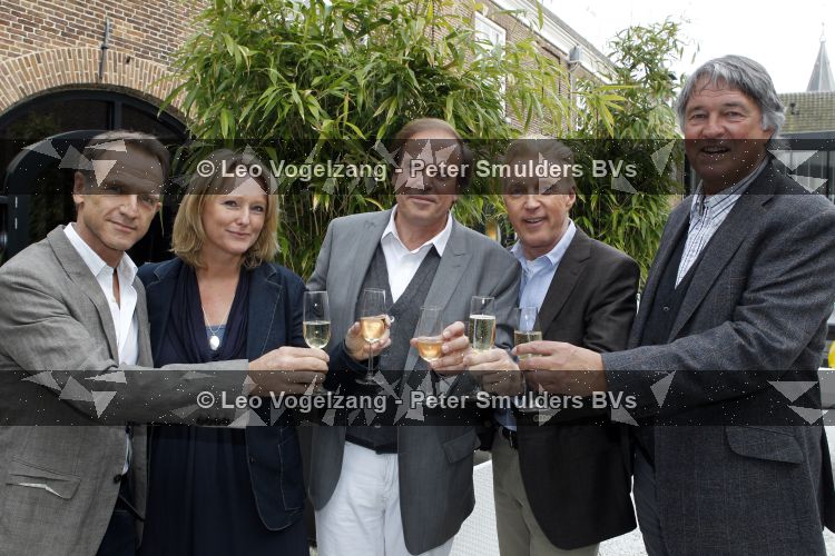 Naarden 18 maart 2010
Surprise feestje voor ivo niehe ivm 35 jaar werken voor de tros bij het arsenaal. Ivo met Antoinette Hertsenberg Ron Brandsteder Jaap Jongbloed en Andre v Duin
Peter Smulders bv