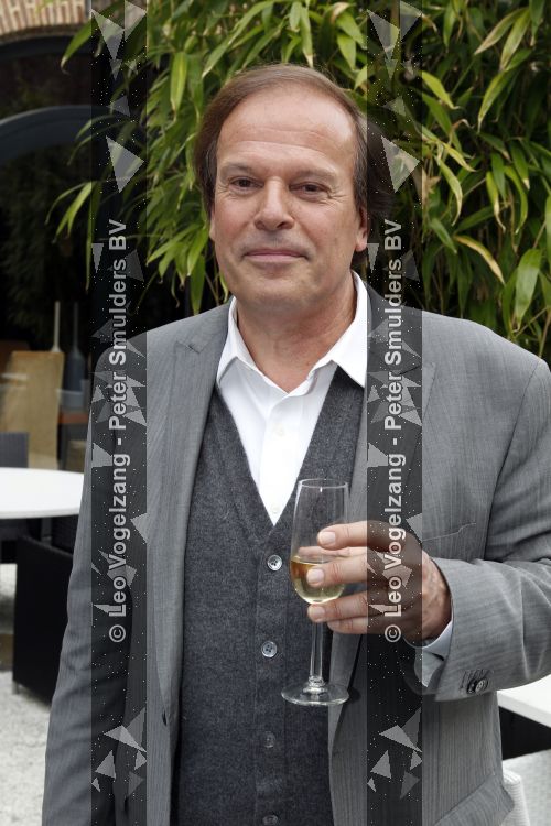 Naarden 18 maart 2010
Surprise feestje voor ivo niehe ivm 35 jaar werken voor de tros bij het arsenaal. Ivo met Antoinette Hertsenberg Ron Brandsteder Jaap Jongbloed en Andre v Duin
Peter Smulders bv