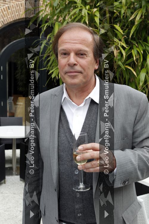 Naarden 18 maart 2010
Surprise feestje voor ivo niehe ivm 35 jaar werken voor de tros bij het arsenaal. Ivo met Antoinette Hertsenberg Ron Brandsteder Jaap Jongbloed en Andre v Duin
Peter Smulders bv