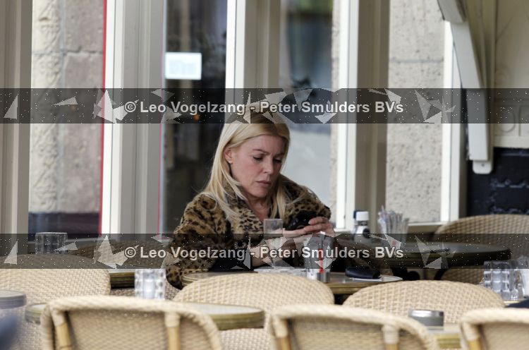 Amsterdam 17 maart 2010
Judith Osborn alleen op terras.
Peter Smulders bv