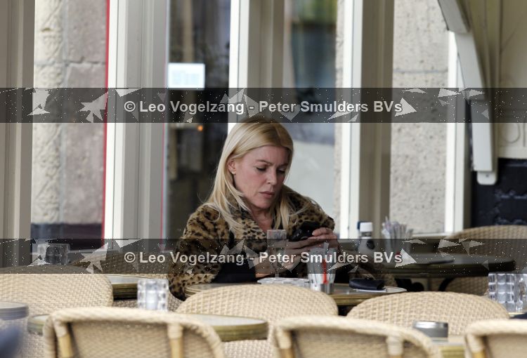 Amsterdam 17 maart 2010
Judith Osborn alleen op terras.
Peter Smulders bv