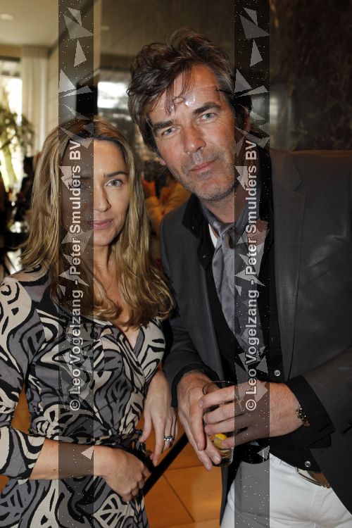 Amsterdam 27 maart 2010
Modeshow Sheila de Vries in het Hilton. Kathleen Vahl met kunstenaar ..
Peter Smulders bv