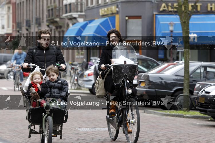 Amsterdam 27 maart 2010
Kim v Kooten en haar man Jacob Derwig met hun kinderen in de bakfiets.
Peter Smulders bv