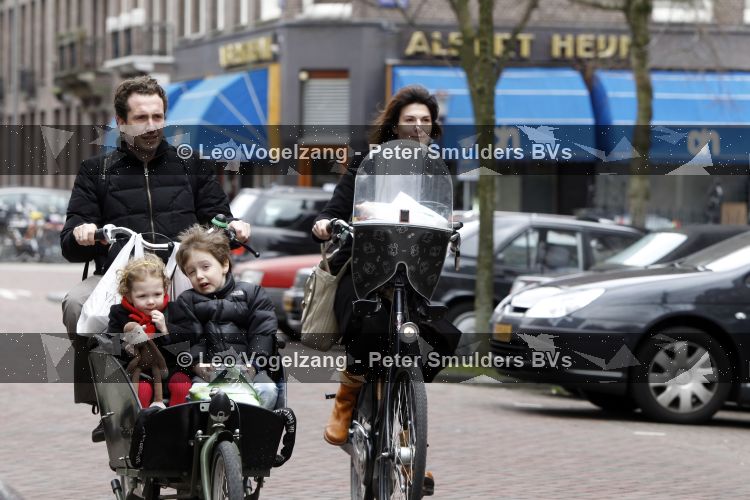 Amsterdam 27 maart 2010
Kim v Kooten en haar man Jacob Derwig met hun kinderen in de bakfiets.
Peter Smulders bv