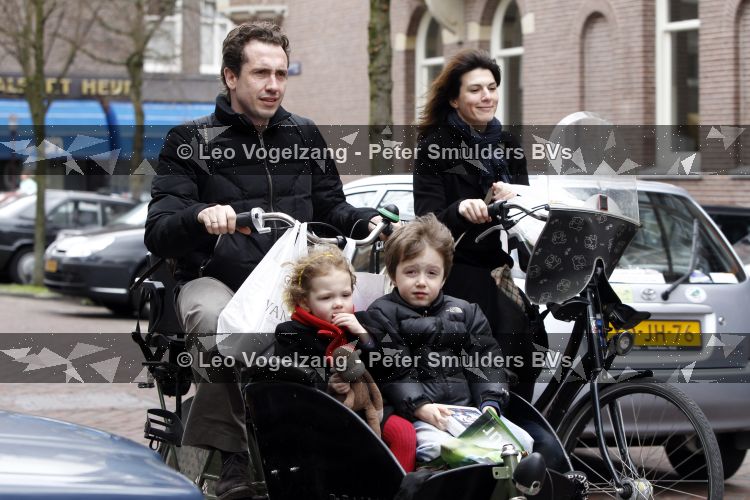 Amsterdam 27 maart 2010
Kim v Kooten en haar man Jacob Derwig met hun kinderen in de bakfiets.
Peter Smulders bv