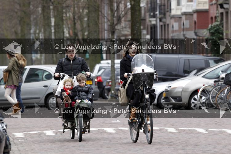 Amsterdam 27 maart 2010
Kim v Kooten en haar man Jacob Derwig met hun kinderen in de bakfiets.
Peter Smulders bv