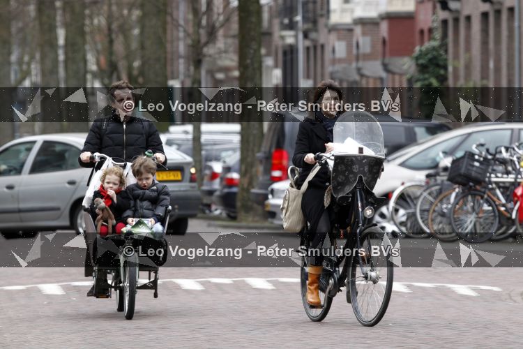 Amsterdam 27 maart 2010
Kim v Kooten en haar man Jacob Derwig met hun kinderen in de bakfiets.
Peter Smulders bv