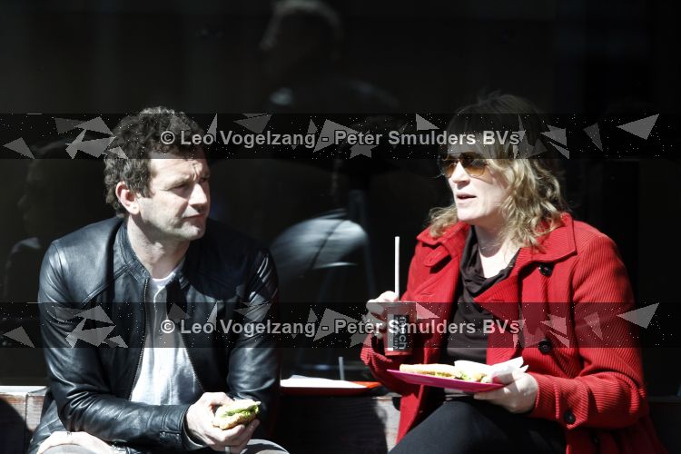 Amsterdam 8 april 2010
Kluun en zijn vrouw op terras in het zonnetje.
Peter Smulders bv