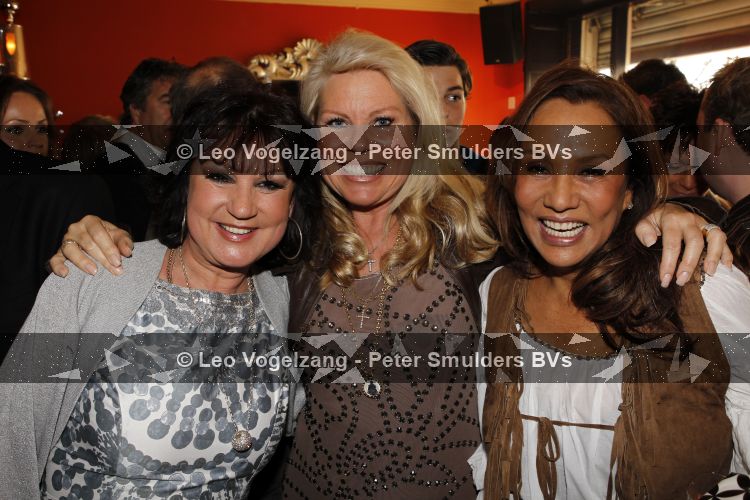 Amsterdam 28 maart 2010
Surprise feestje voor Patty Brard haar 55e verjaardag bij borrelbar. Jose Hoebeen Marga Scheide en Patty oftewel LUV
Peter Smulders bv
