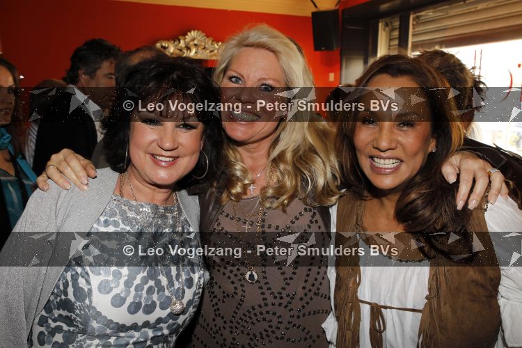 Amsterdam 28 maart 2010
Surprise feestje voor Patty Brard haar 55e verjaardag bij borrelbar. Jose Hoebeen Marga Scheide en Patty oftewel LUV
Peter Smulders bv