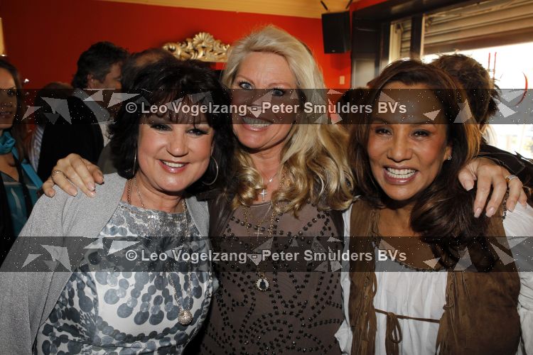 Amsterdam 28 maart 2010
Surprise feestje voor Patty Brard haar 55e verjaardag bij borrelbar. Jose Hoebeen Marga Scheide en Patty oftewel LUV
Peter Smulders bv