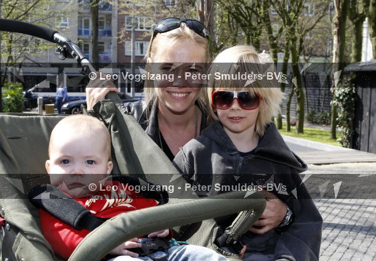 Amsterdam 14 april 2010
Mama van het jaar verkiezing in hotel arena. Liesbeth Kamerling met kinderen
Peter Smulders bv