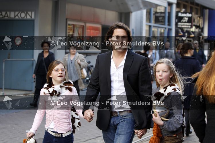 Amsterdam 21 maart 2010
Premiere hoe tem je een draak in Tuschinski. Lodewijk Hoekstra met nichtjes
Peter Smulders bv