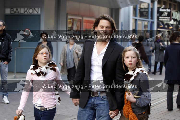 Amsterdam 21 maart 2010
Premiere hoe tem je een draak in Tuschinski. Lodewijk Hoekstra met nichtjes
Peter Smulders bv