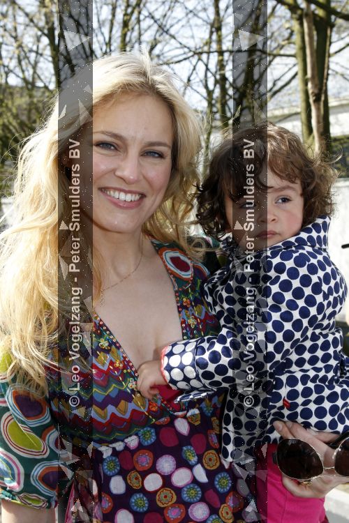 Amsterdam 14 april 2010
Mama van het jaar verkiezing in hotel arena. Marit v Bohemen met dochter en stiefdochter
Peter Smulders bv