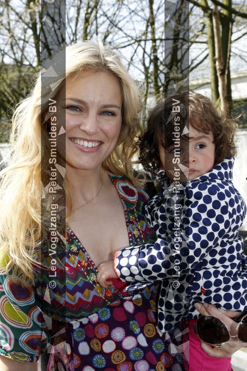 Amsterdam 14 april 2010
Mama van het jaar verkiezing in hotel arena. Marit v Bohemen met dochter en stiefdochter
Peter Smulders bv