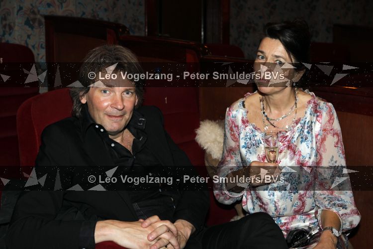 Amsterdam 12 april 2010
Premiere de gelukkige huisvrouw in Tuschinski. Matthijs v Nieuwkerk met zijn vrouw
Peter Smulders bv