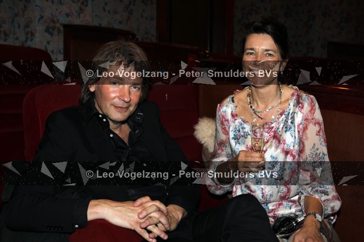Amsterdam 12 april 2010
Premiere de gelukkige huisvrouw in Tuschinski. Matthijs v Nieuwkerk met zijn vrouw
Peter Smulders bv