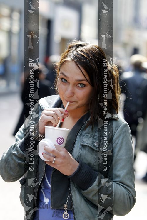 Amsterdam 6 april 2010
Melody Klaver met kop koffie en Buddha to Buddha armband in Amsterdam.
Peter Smulders
