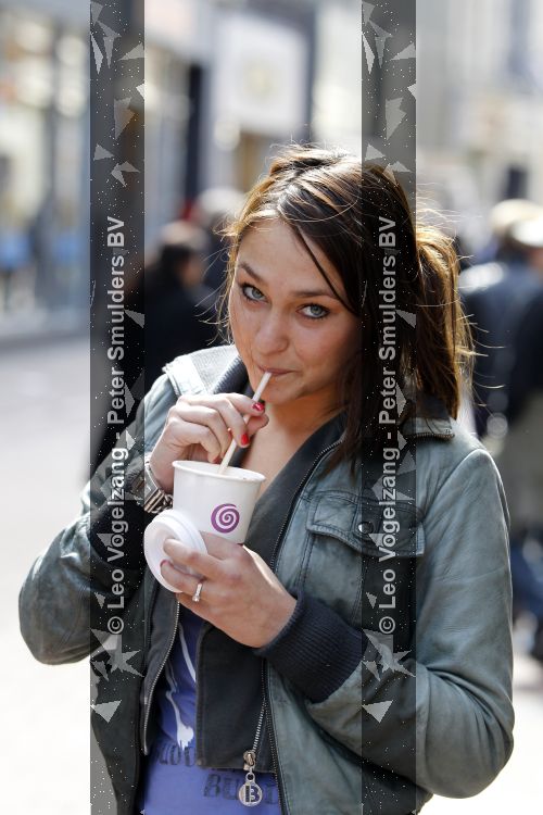 Amsterdam 6 april 2010
Melody Klaver met kop koffie en Buddha to Buddha armband in Amsterdam.
Peter Smulders