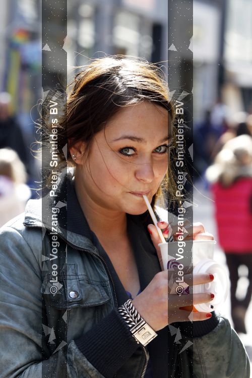 Amsterdam 6 april 2010
Melody Klaver met kop koffie en Buddha to Buddha armband in Amsterdam.
Peter Smulders
