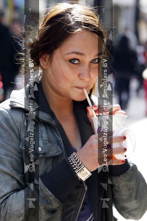 Amsterdam 6 april 2010
Melody Klaver met kop koffie en Buddha to Buddha armband in Amsterdam.
Peter Smulders