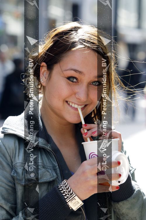 Amsterdam 6 april 2010
Melody Klaver met kop koffie en Buddha to Buddha armband in Amsterdam.
Peter Smulders