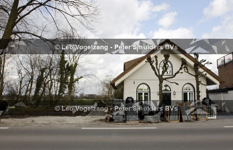 Breukelen 1 april 2010
Milika Peterzon en Jurgen Smit hebben een stuk grond naat hun huis gekocht.
Peter Smulders bv