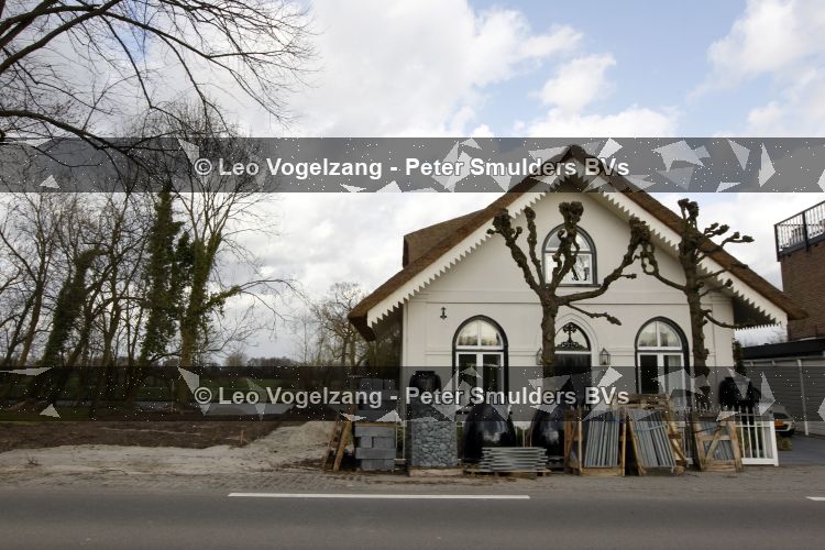 Breukelen 1 april 2010
Milika Peterzon en Jurgen Smit hebben een stuk grond naat hun huis gekocht.
Peter Smulders bv