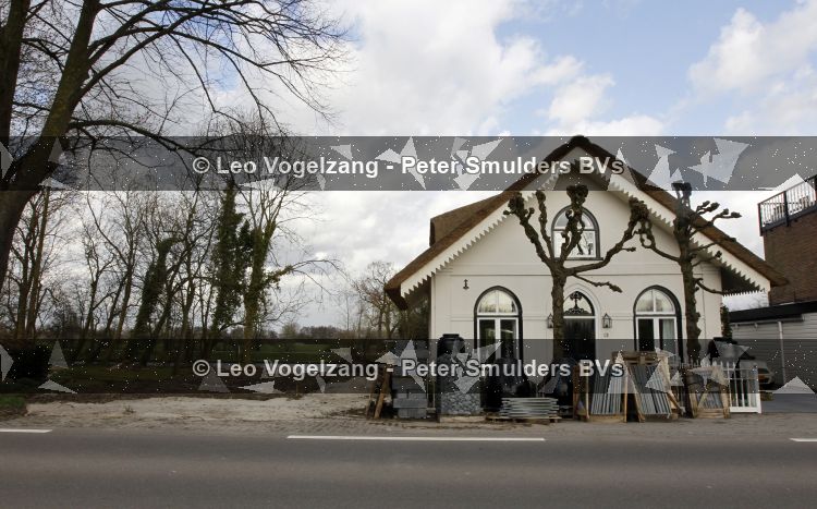 Breukelen 1 april 2010
Milika Peterzon en Jurgen Smit hebben een stuk grond naat hun huis gekocht.
Peter Smulders bv