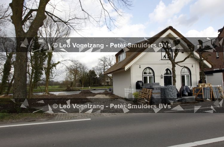 Breukelen 1 april 2010
Milika Peterzon en Jurgen Smit hebben een stuk grond naat hun huis gekocht.
Peter Smulders bv