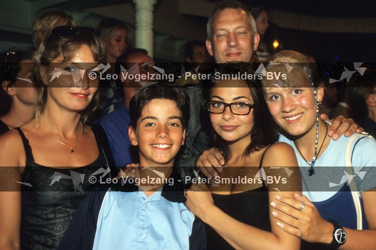 Georgina Verbaan met haar familie en links op de foto haar moeder
