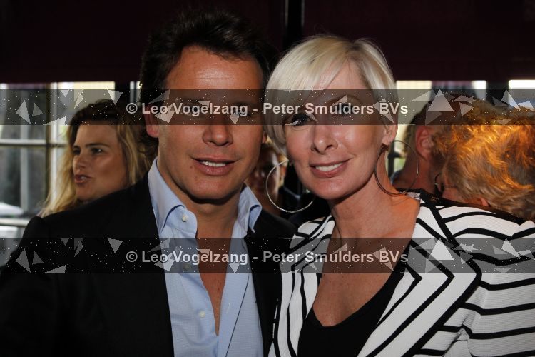 Loosdrecht 9 april 2010
Surprise feestje voor Monique des Bouvrie georganiseerd door haar man Jan des Bouvrie bij Fitou in Loosdrecht. Monique met Leco v Zadelhoff
Peter Smulders bv