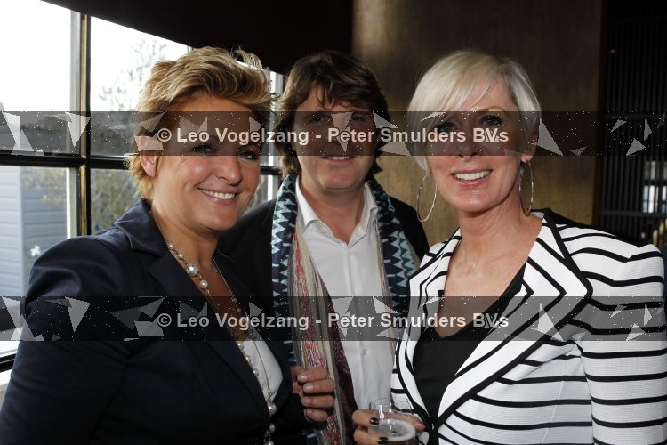 Loosdrecht 9 april 2010
Surprise feestje voor Monique des Bouvrie georganiseerd door haar man Jan des Bouvrie bij Fitou in Loosdrecht. Monique met Carolien tensen en Peter Gallas
Peter Smulders bv