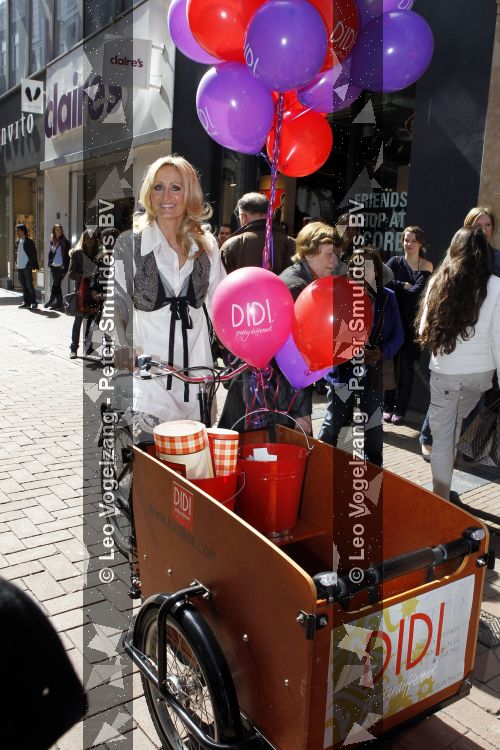 Amsterdam 6 april 2010
Natasja Froger op bakfiets op de Kalverstraat ivm Heppie aktie bij didi winkel.
Peter Smulders bv