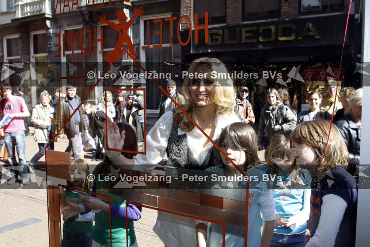 Amsterdam 6 april 2010
Natasja Froger op bakfiets op de Kalverstraat ivm Heppie aktie bij didi winkel.
Peter Smulders bv