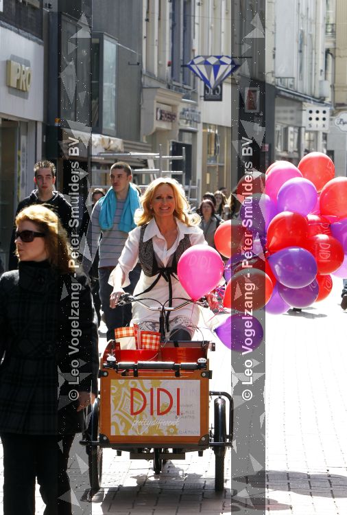 Amsterdam 6 april 2010
Natasja Froger op bakfiets op de Kalverstraat ivm Heppie aktie bij didi winkel.
Peter Smulders bv