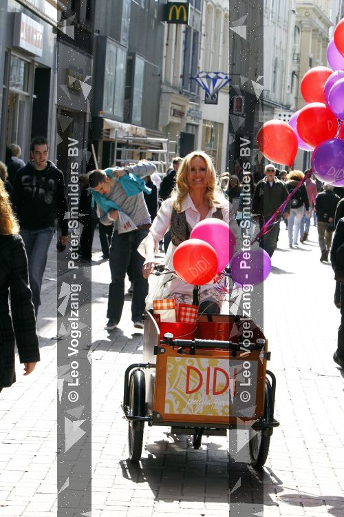 Amsterdam 6 april 2010
Natasja Froger op bakfiets op de Kalverstraat ivm Heppie aktie bij didi winkel.
Peter Smulders bv