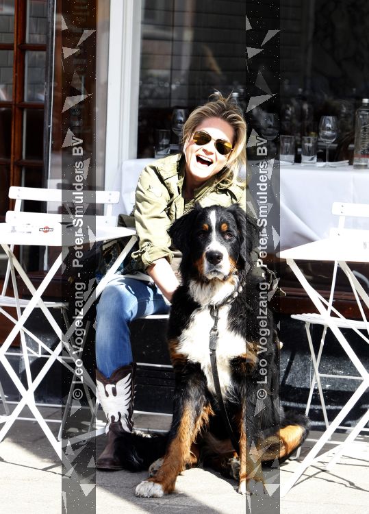 Amsterdam 23 maart 2010
Nikkie Plessen met hond op het terras.
Peter Smulders bv